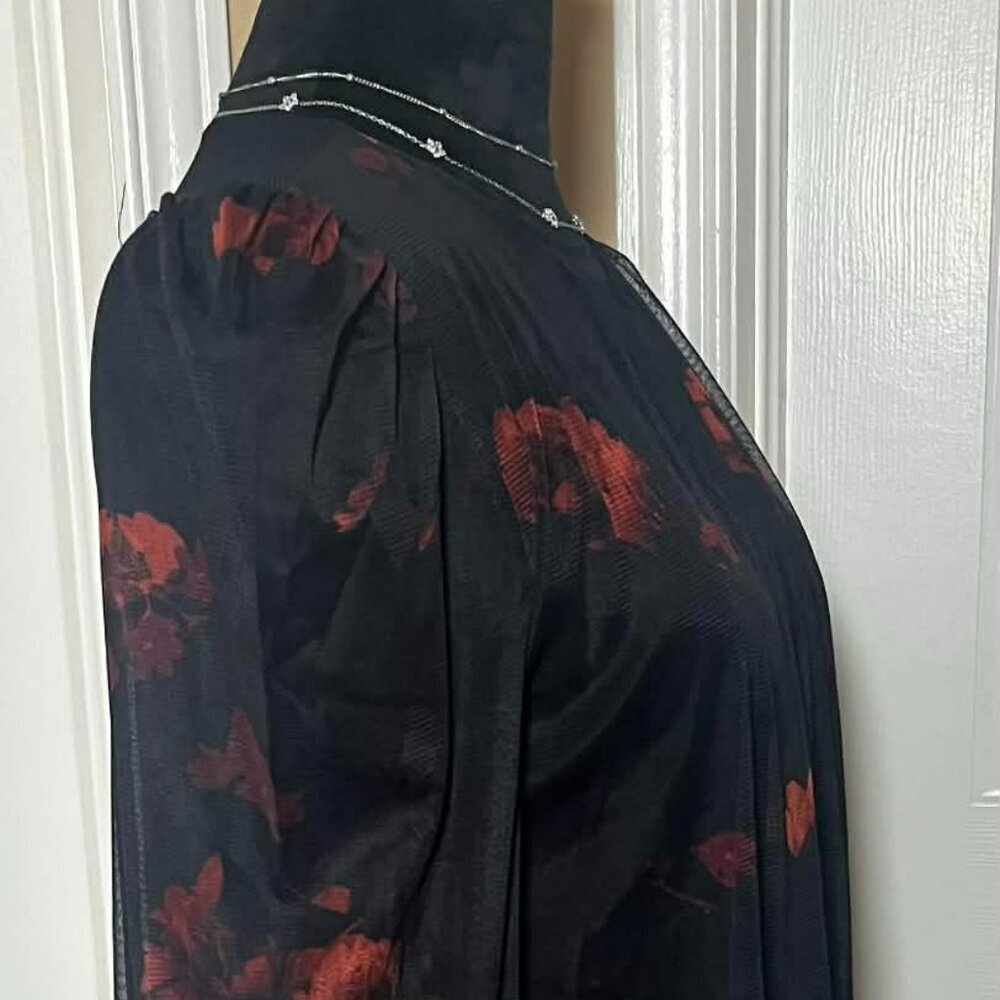 Stunning Black/Flowered Top from Barcelona (E32) - Picture 4 of 7